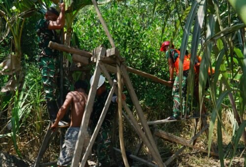 Kerja Sama TNI dan Masyarakat dalam Pembuatan Sumur Bor SAS 2