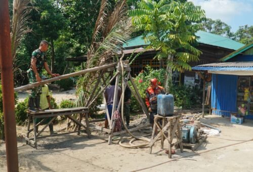 Kerjasama Satgas TMMD dengan Masyarakat untuk Pengeboran Sumur Bor SAS 4