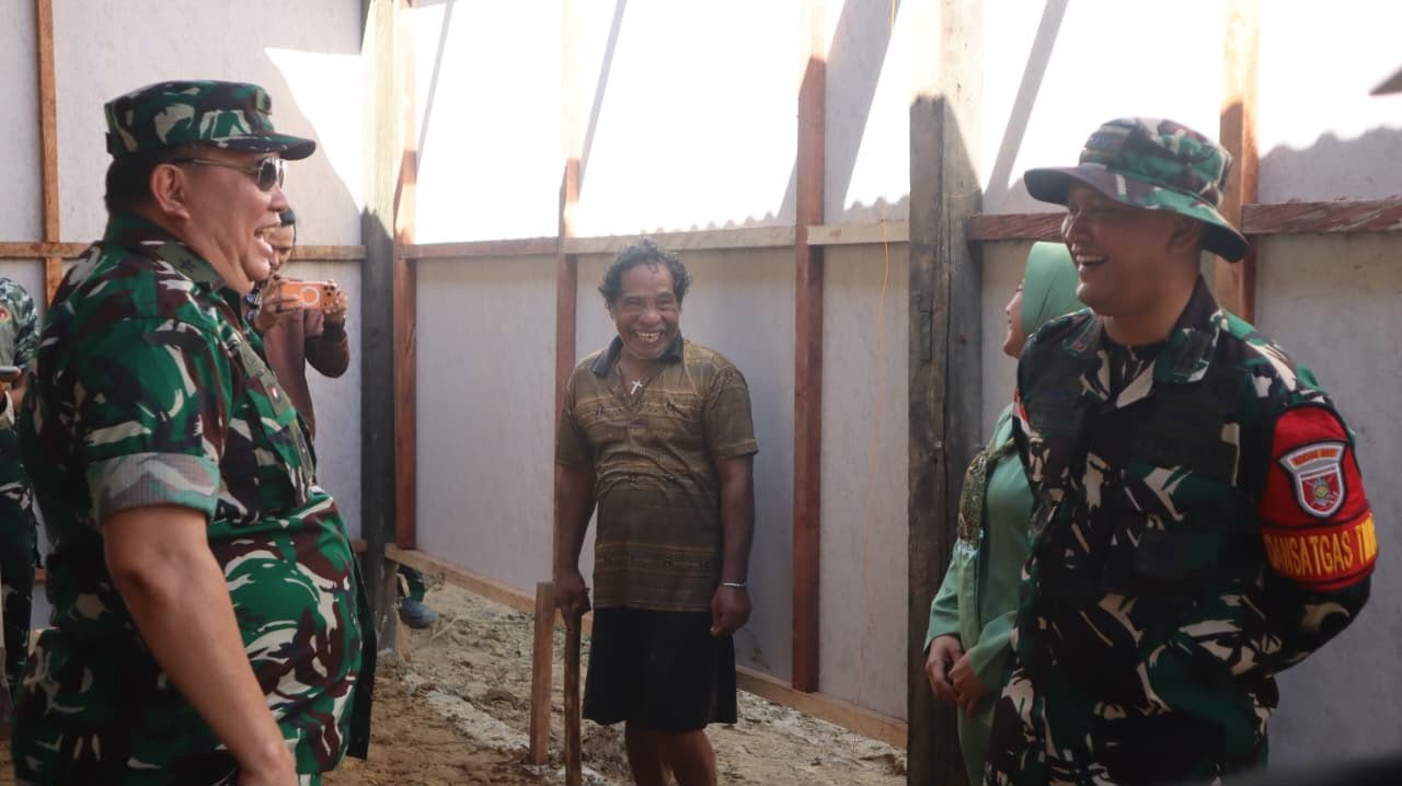 Kebangkitan Semangat Pak Wiliem, Berkontribusi dalam Pembangunan Rumah Impian Bersama Satgas TMMD Ke-129