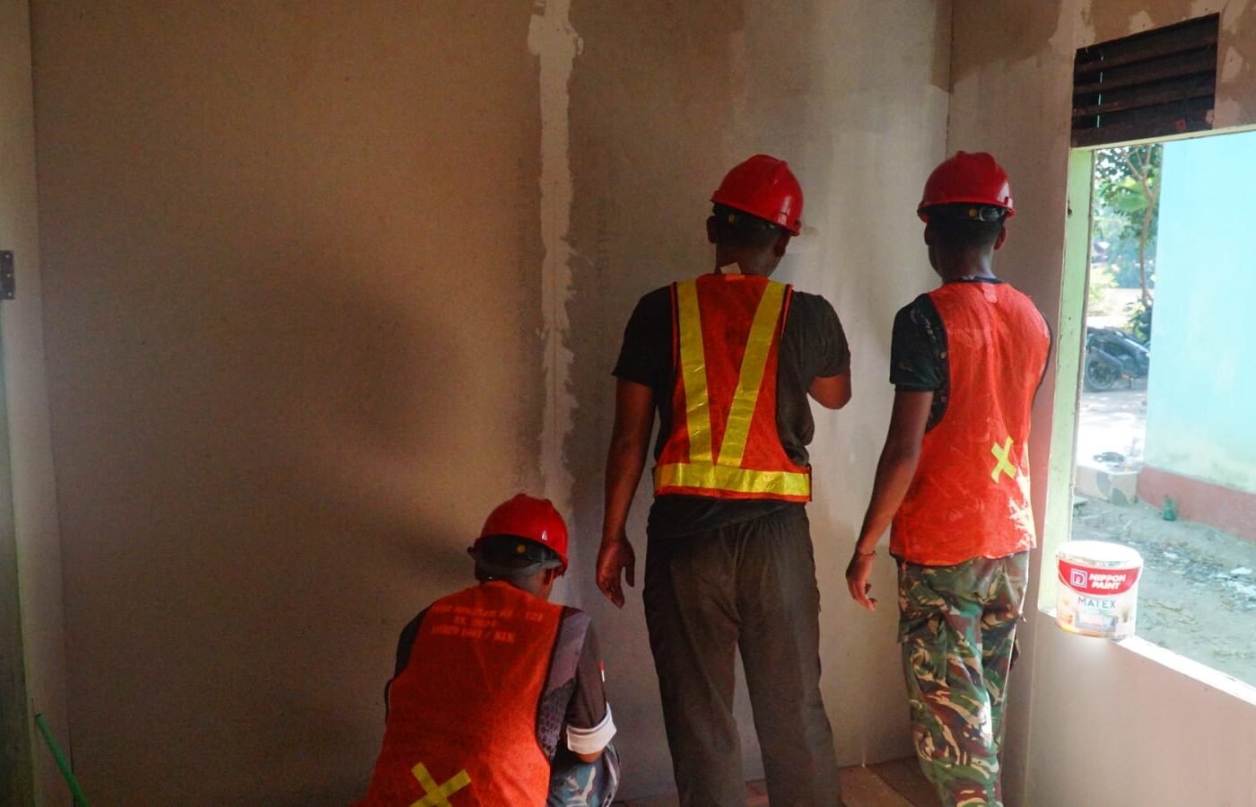 Percepatan Pengecatan RTLH Ibu Wahida oleh Satgas TMMD Reguler Ke-129