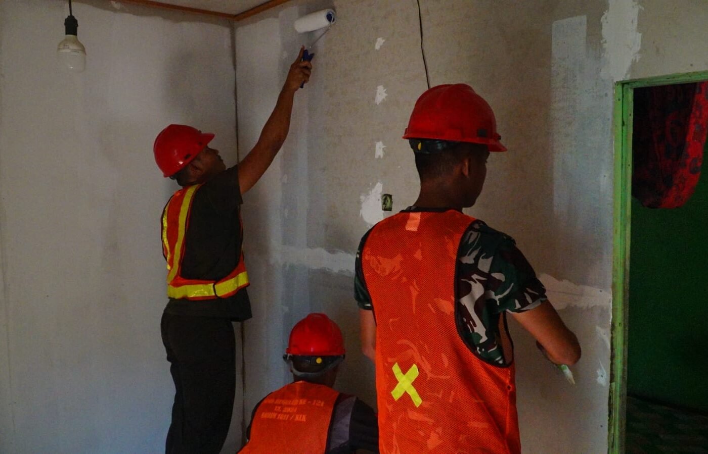 Kolaborasi Satgas TMMD dan Masyarakat Untuk Finishing RTLH Ibu Wahida