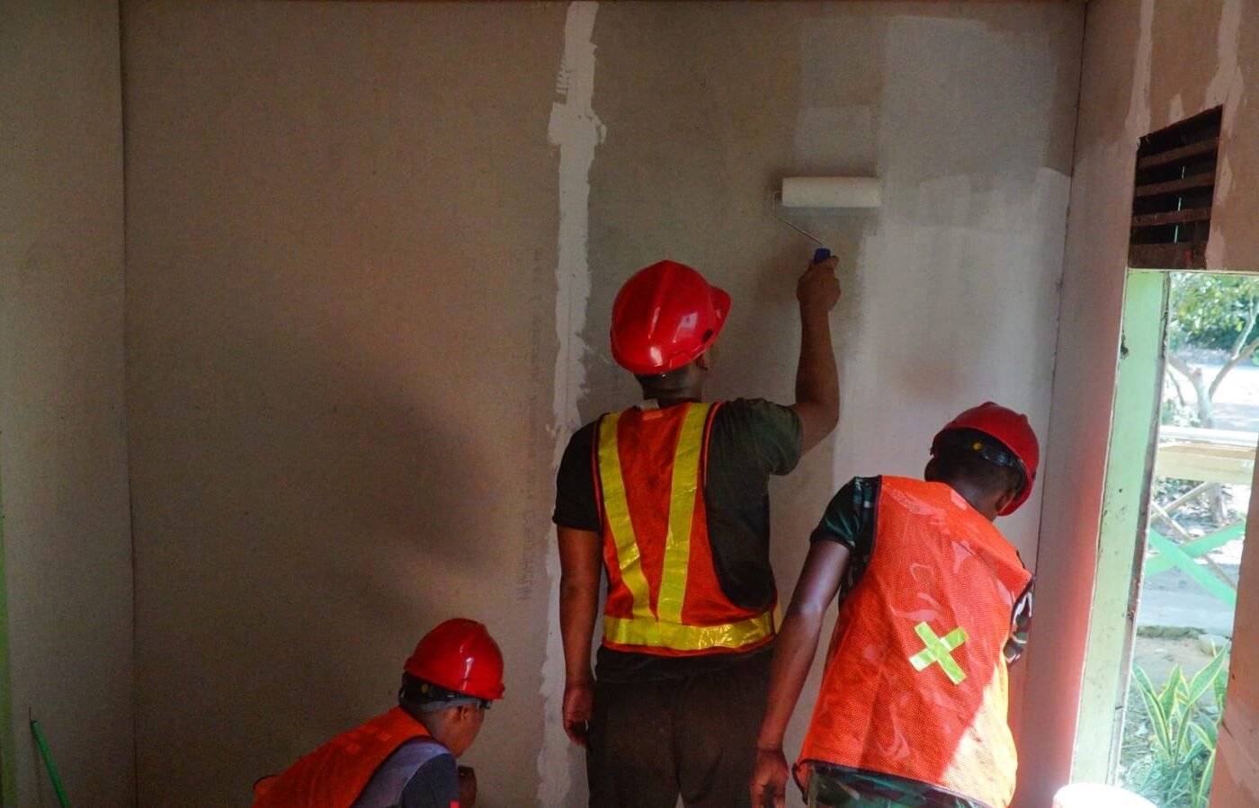 Pewarnaan Menyegarkan, Satgas TMMD dan Komunitas Hiasi RTLH Ibu Wahida