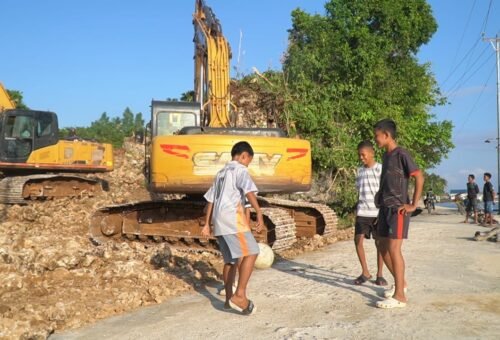 Keceriaan Anak-Anak di Kepulauan Umbele Memanfaatkan Jalan TMMD untuk Bermain