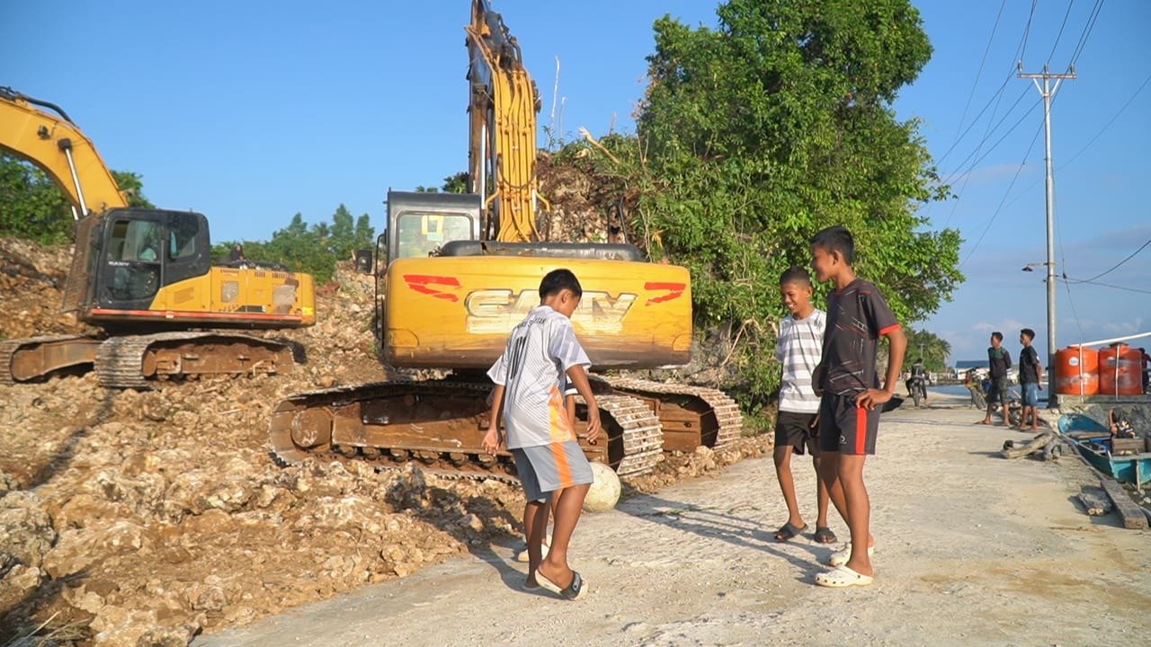 Keceriaan Anak-Anak di Kepulauan Umbele Memanfaatkan Jalan TMMD untuk Bermain