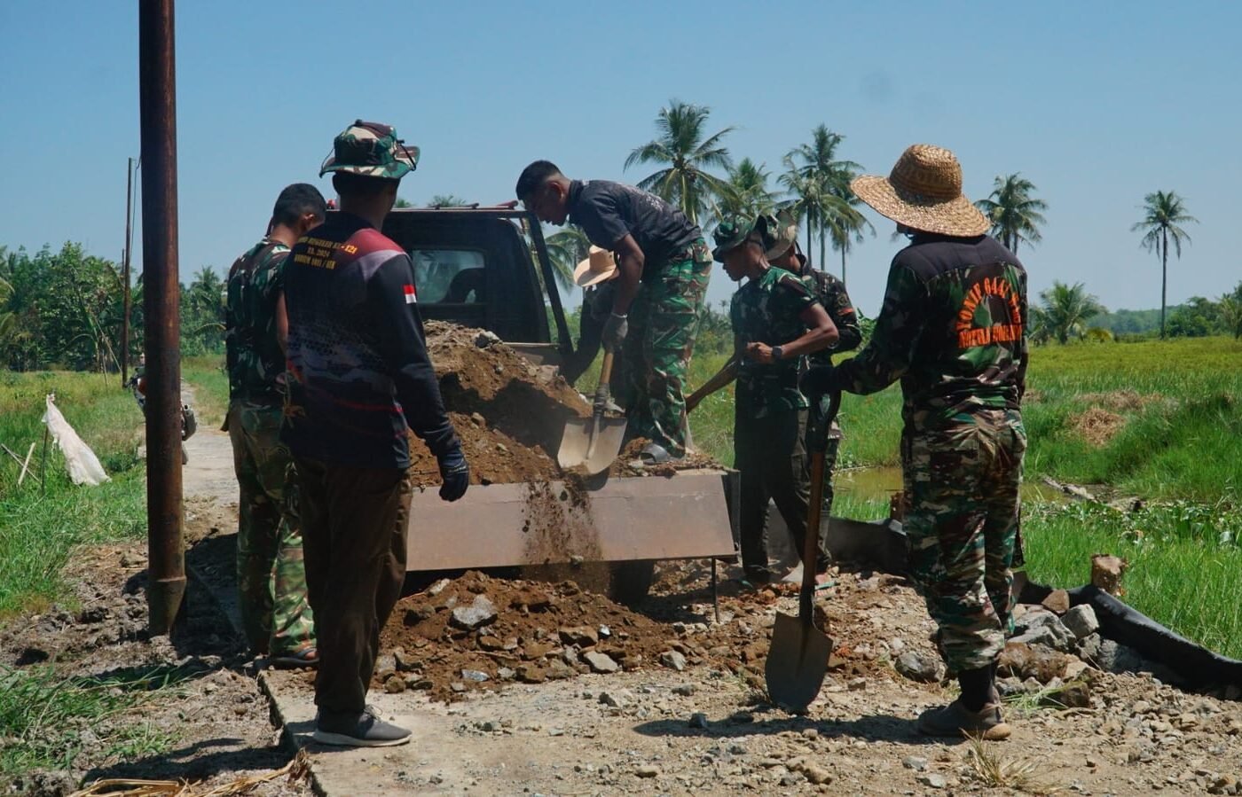 Kerjasama TNI dan Masyarakat Mempercepat Proyek TMMD di Desa Bandar Raya