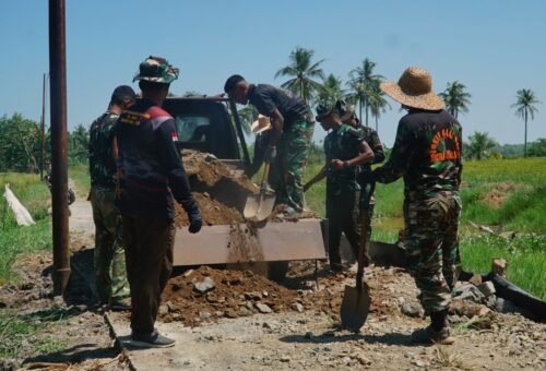 Kerjasama TNI dan Masyarakat Mempercepat Proyek TMMD di Desa Bandar Raya