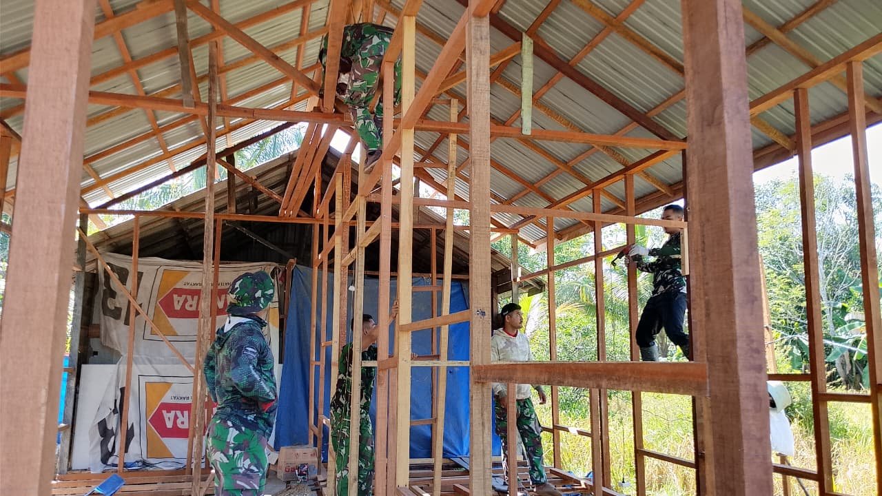 Kolaborasi TNI dan Masyarakat Dorong RTLH di Bandar Raya