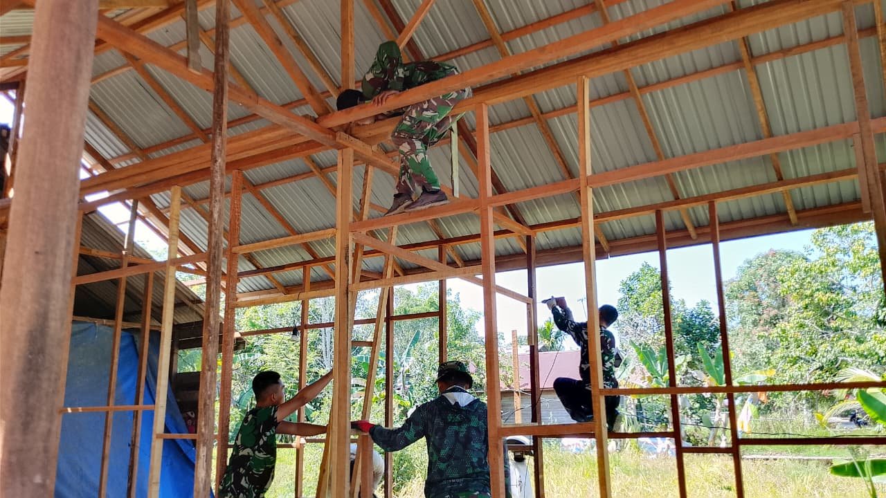 Kolaborasi Satgas TMMD dan Komunitas, Tingkatkan Proses Pembangunan Rumah Penduduk