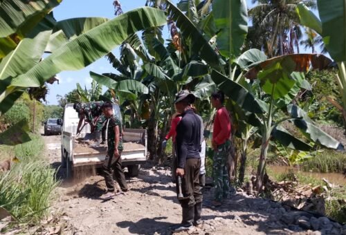 Kegiatan Bersama Satgas dan Warga Percepat Proyek Peningkatan Jalan 1,2 Kilometer