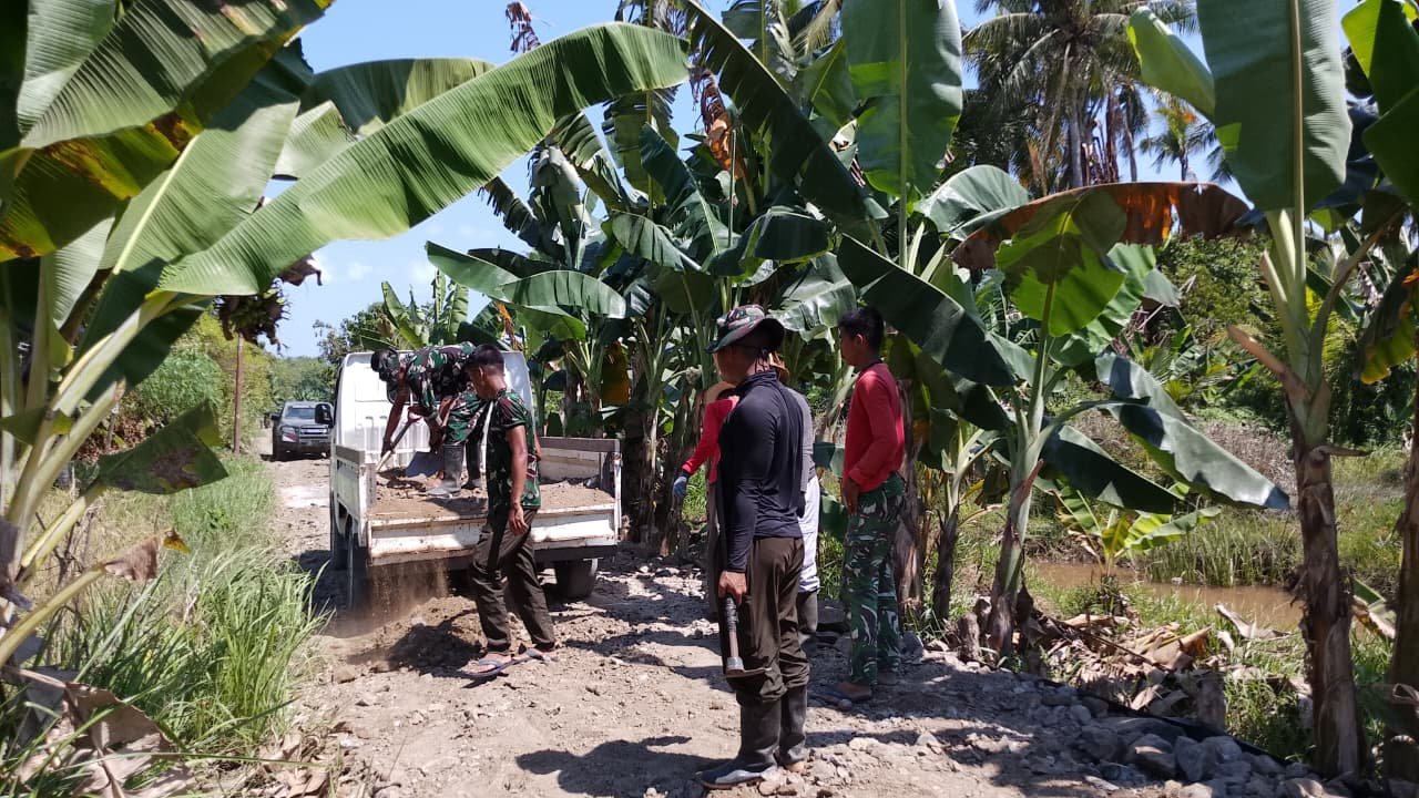 Kegiatan Bersama Satgas dan Warga Percepat Proyek Peningkatan Jalan 1,2 Kilometer