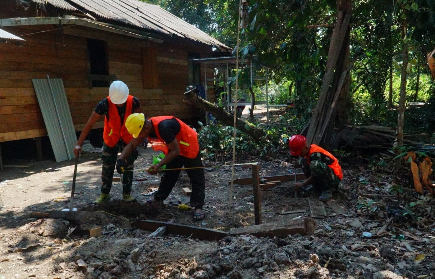 Proyek MCK TMMD Ke-129 Berlanjut ke Proses Pembuatan Kuda-Kuda