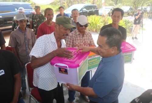 Brigjen Jangkung Lakukan Pembagian Sembako untuk Warga di TMMD 129 Desa Deniang