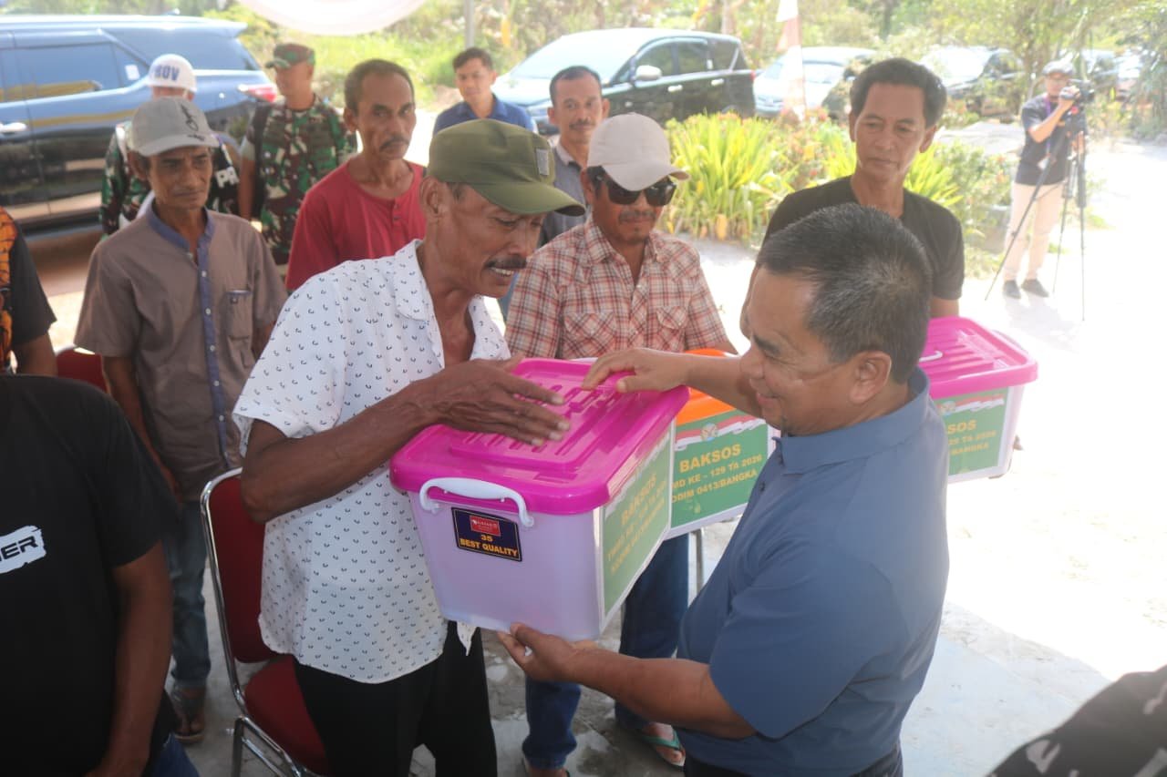 Brigjen Jangkung Lakukan Pembagian Sembako untuk Warga di TMMD 129 Desa Deniang