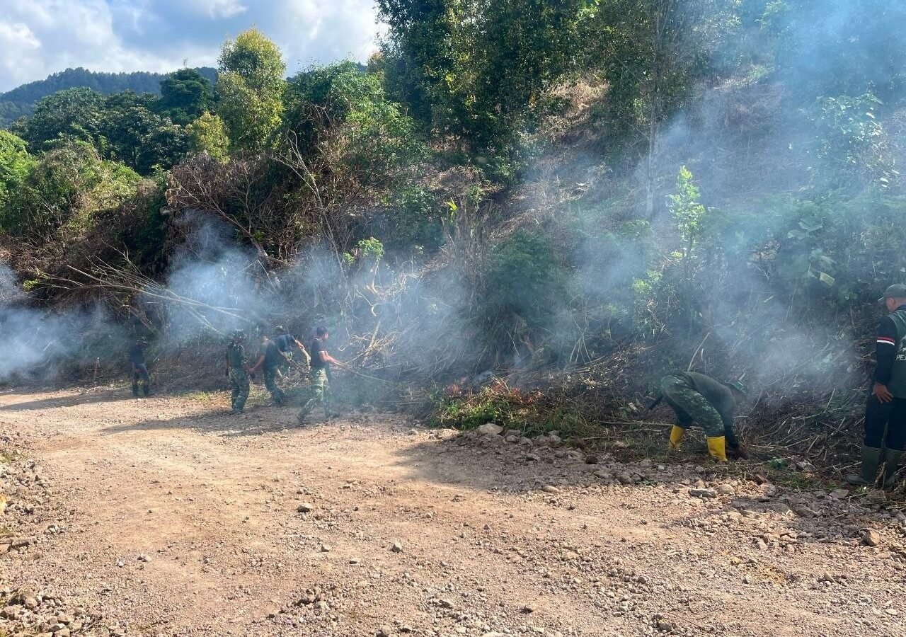 Kegiatan Pembersihan Jalan oleh Satgas TMMD ke-129 Kodim 1407/Bone Targetkan Kualitas Optimal