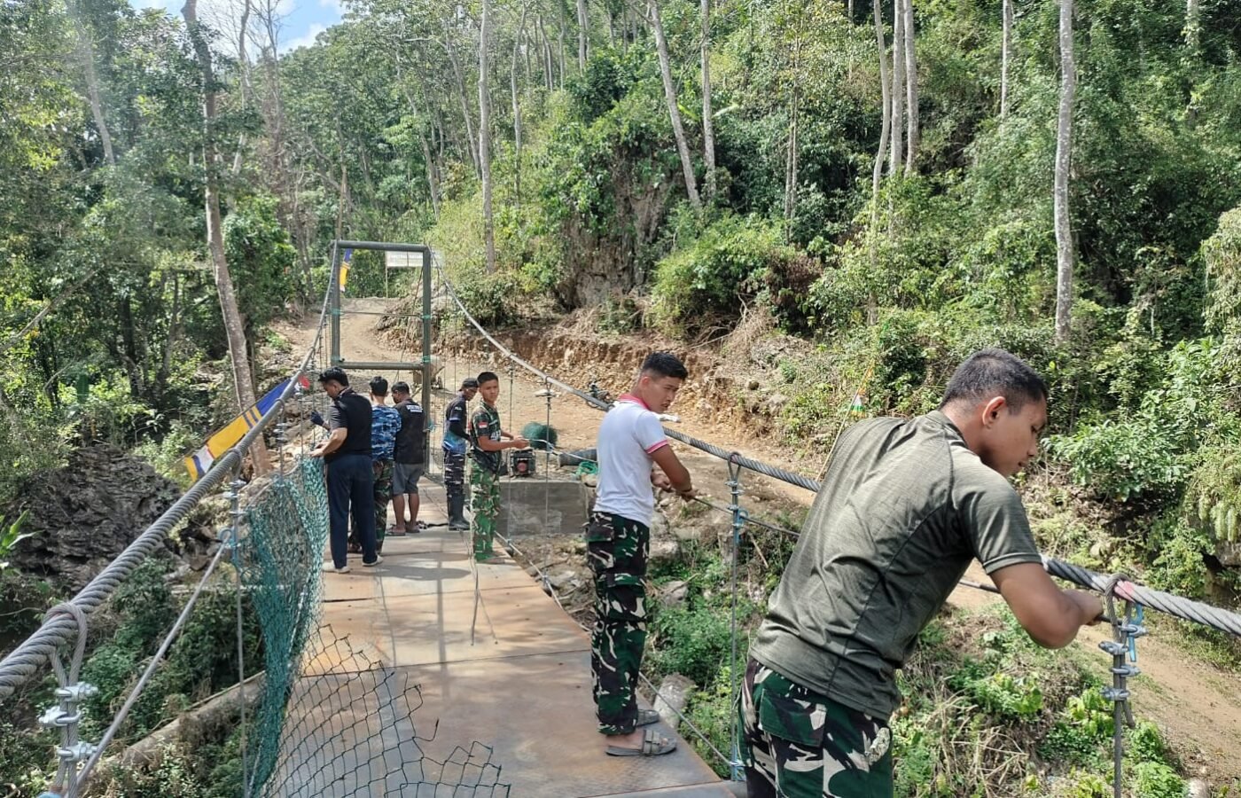 Proses Pemasangan Jaring Pengaman di Jembatan Gantung oleh Satgas TMMD ke-129
