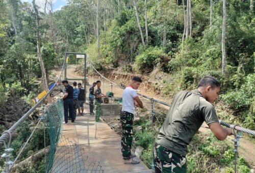 Proses Pemasangan Jaring Pengaman di Jembatan Gantung oleh Satgas TMMD ke-129