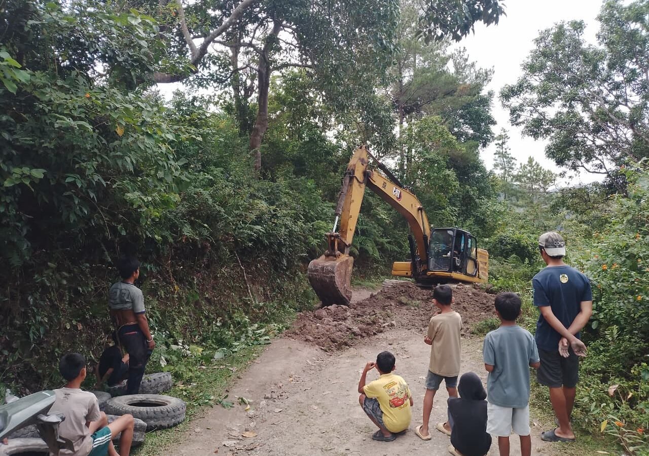 Percepatan Pembangunan Jalan TMMD ke-129 Memanfaatkan Excavator