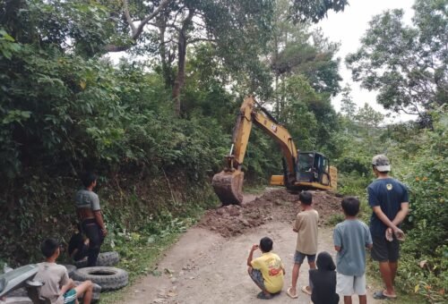 Percepatan Pembangunan Jalan TMMD ke-129 Memanfaatkan Excavator