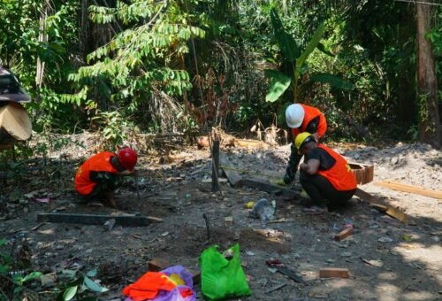 Kerjasama Satgas TMMD dan Masyarakat Dalam Pembuatan Kuda-Kuda MCK di Desa Bandar Raya