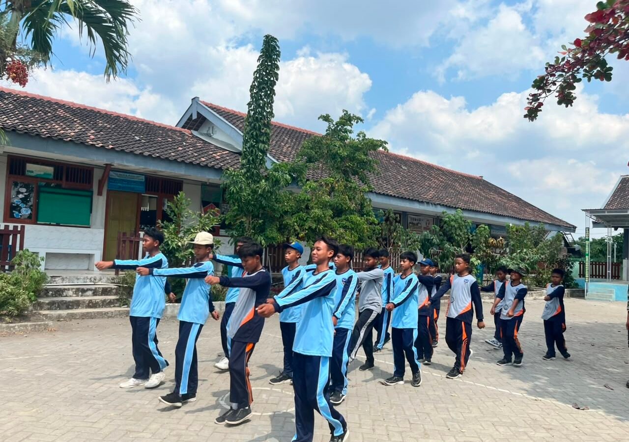 Pelajar SMPN 1 Atap Kesongo Diberi Wawasan Kebangsaan oleh Satgas TMMD Ke-129