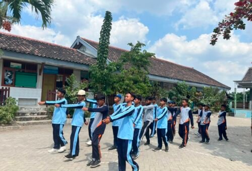 Pelajar SMPN 1 Atap Kesongo Diberi Wawasan Kebangsaan oleh Satgas TMMD Ke-129