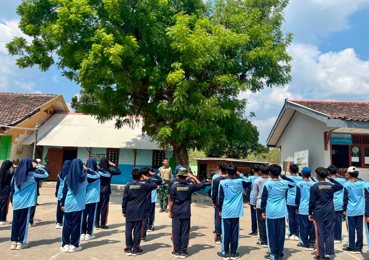 Pembentukan Karakter Siswa Melalui Latihan PBB di SMPN 1 Atap Kesongo oleh Satgas TMMD
