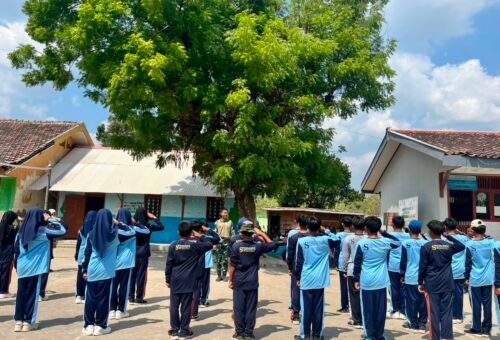 Pembentukan Karakter Siswa Melalui Latihan PBB di SMPN 1 Atap Kesongo oleh Satgas TMMD