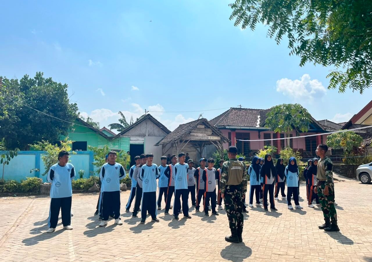 Pembentukan Karakter Siswa SMPN 1 Atap Kesongo oleh Satgas TMMD Ke-129