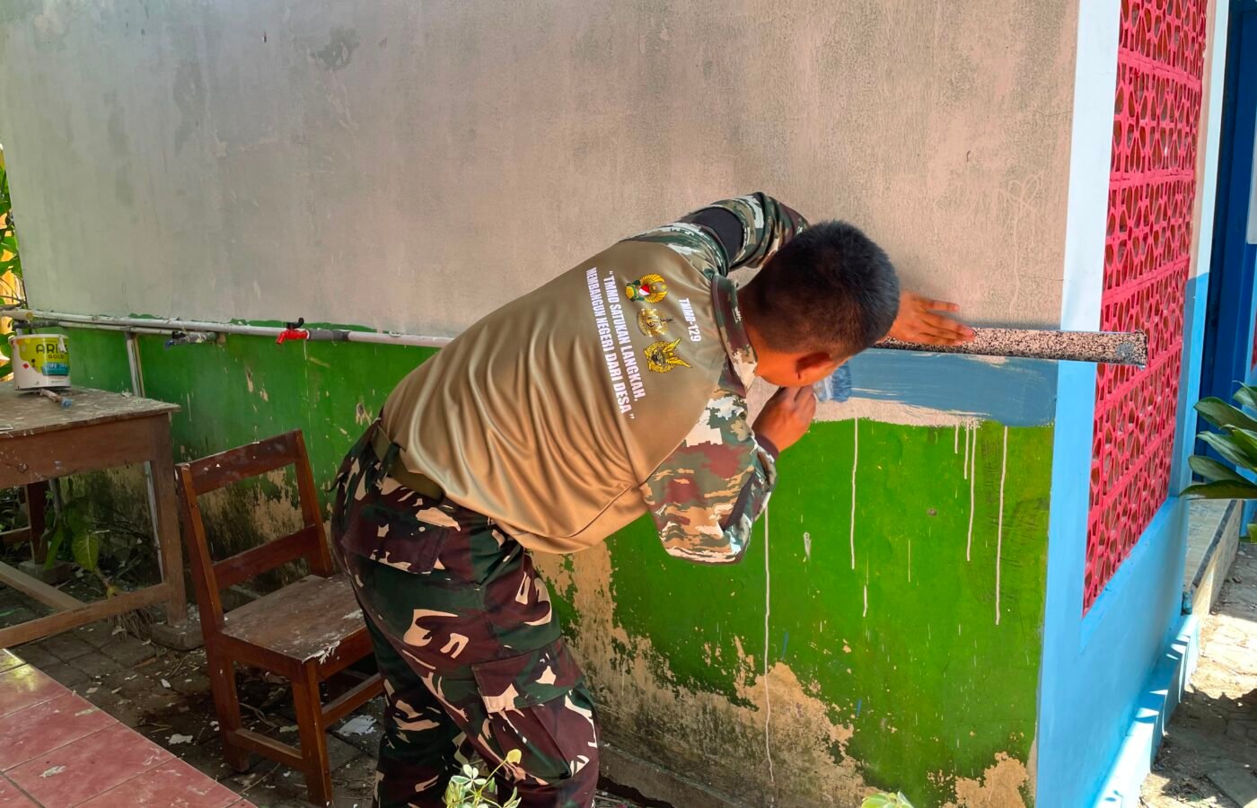 Kerjasama Antara TNI dan Warga Dubes Pembenahan SDN Kesongo 1