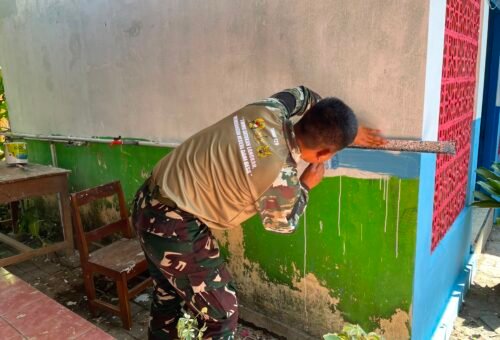 Kerjasama Antara TNI dan Warga Dubes Pembenahan SDN Kesongo 1