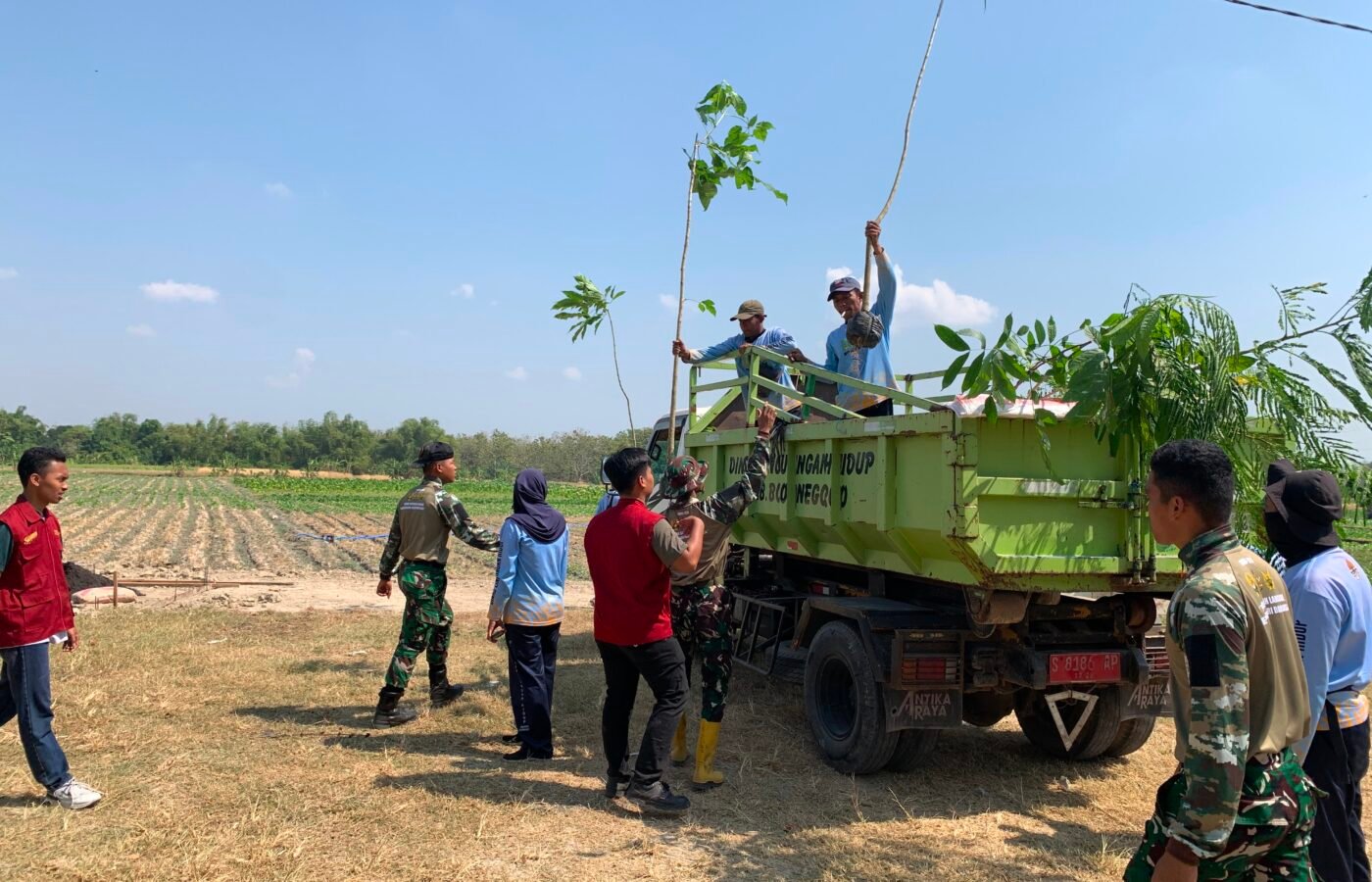 Kegiatan Hijau Bersama Masyarakat di TMMD Ke-129 Desa Kesongo