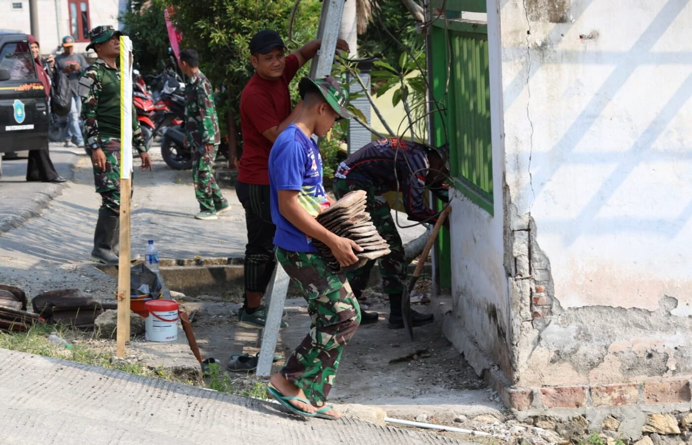 Revitalisasi Atap Pos Kamling di Desa Tlemang oleh Satgas TMMD 129