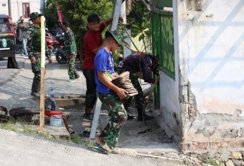 Revitalisasi Atap Pos Kamling di Desa Tlemang oleh Satgas TMMD 129