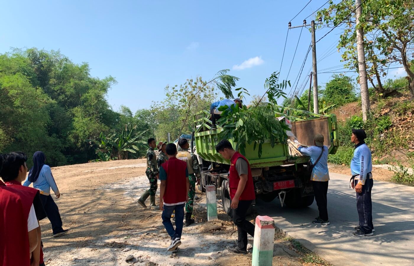 Kolaborasi Satgas TMMD dan Warga dalam Penanaman Pohon di Kesongo