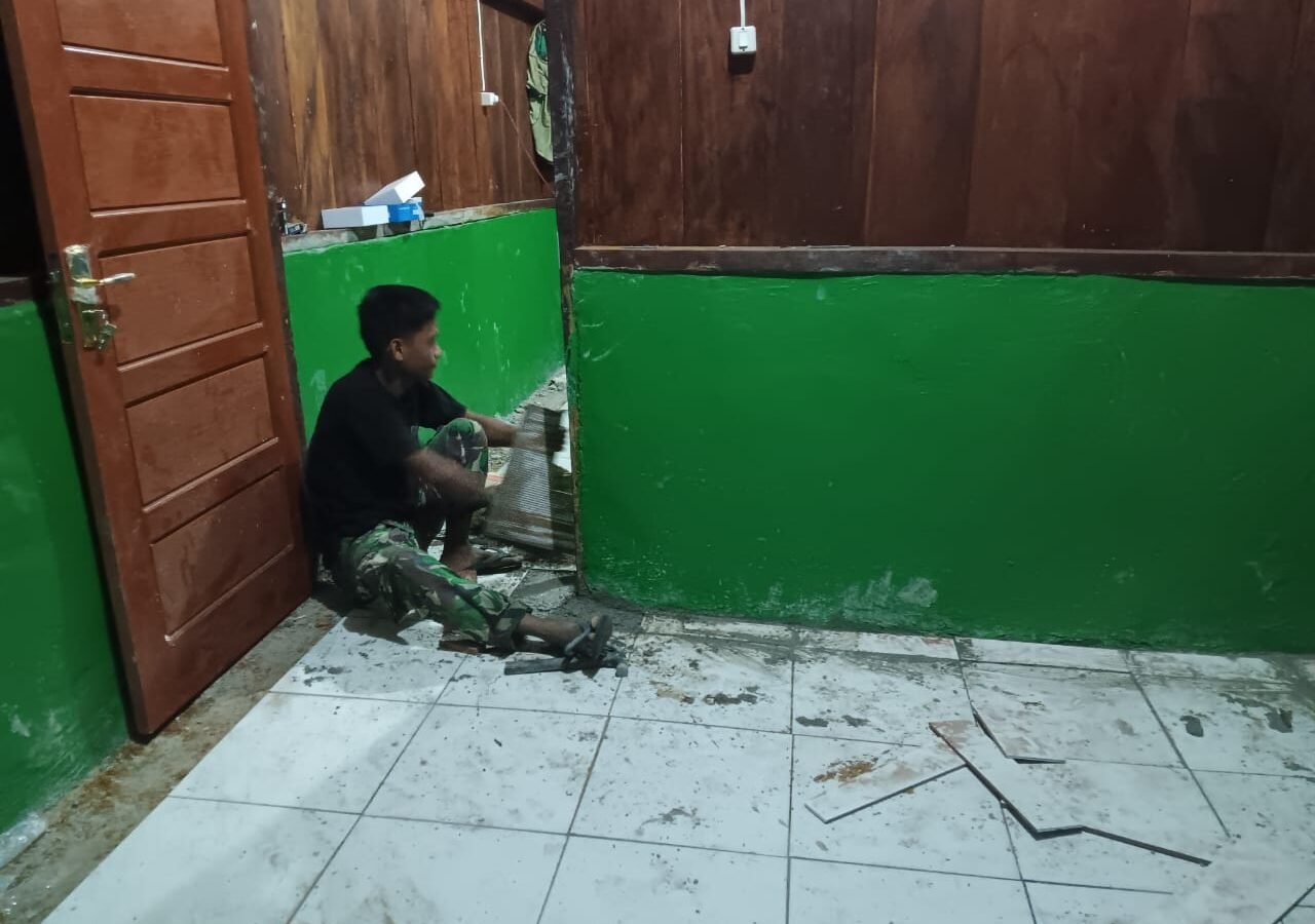 Semangat Satgas TMMD Ke-129 dalam Menyelesaikan Pembangunan Rumah di Kampung Sesor