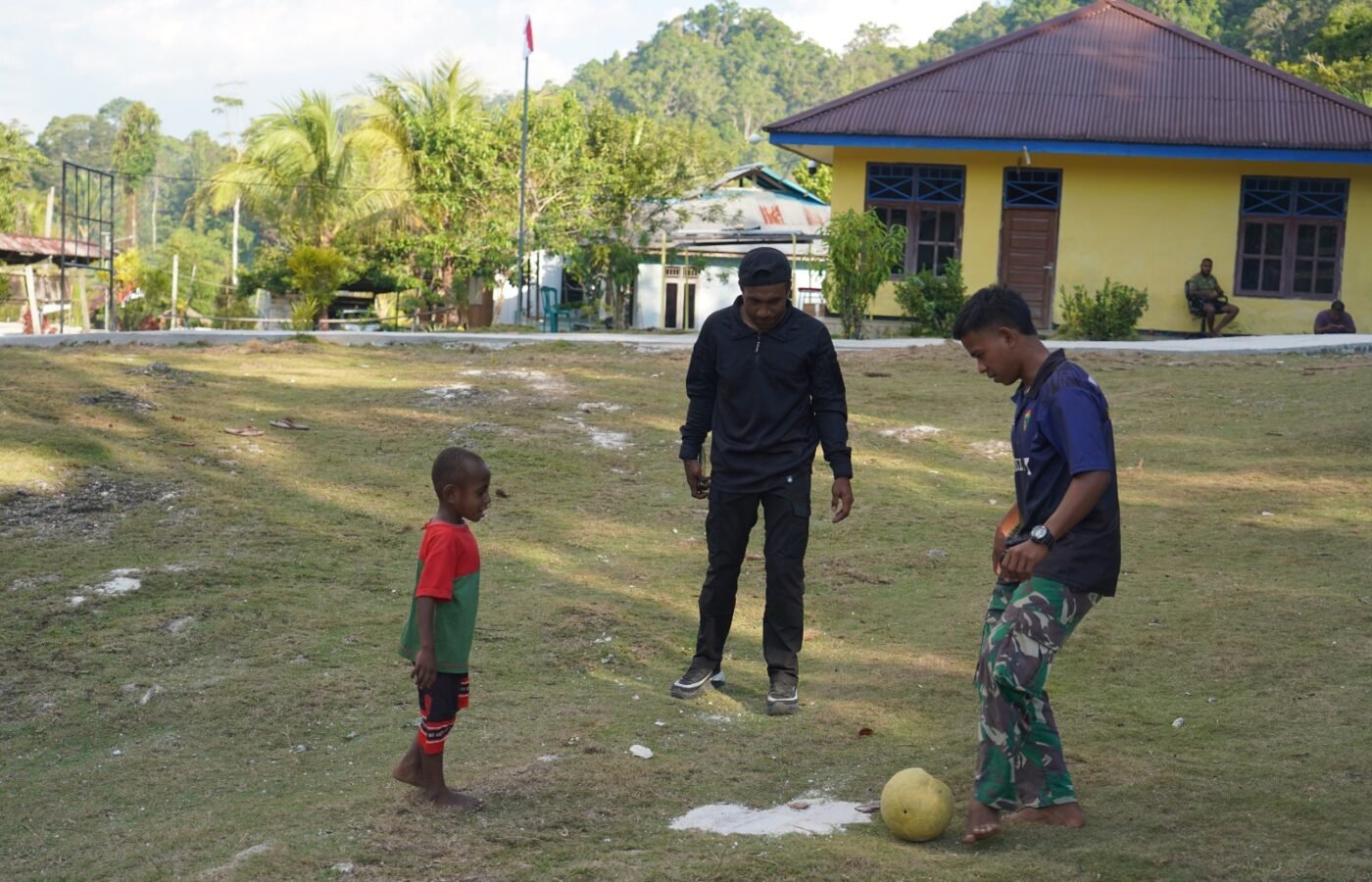 TMMD Ke-129: Keceriaan dan Kebersamaan dengan Anak-Anak di Kampung Sesor