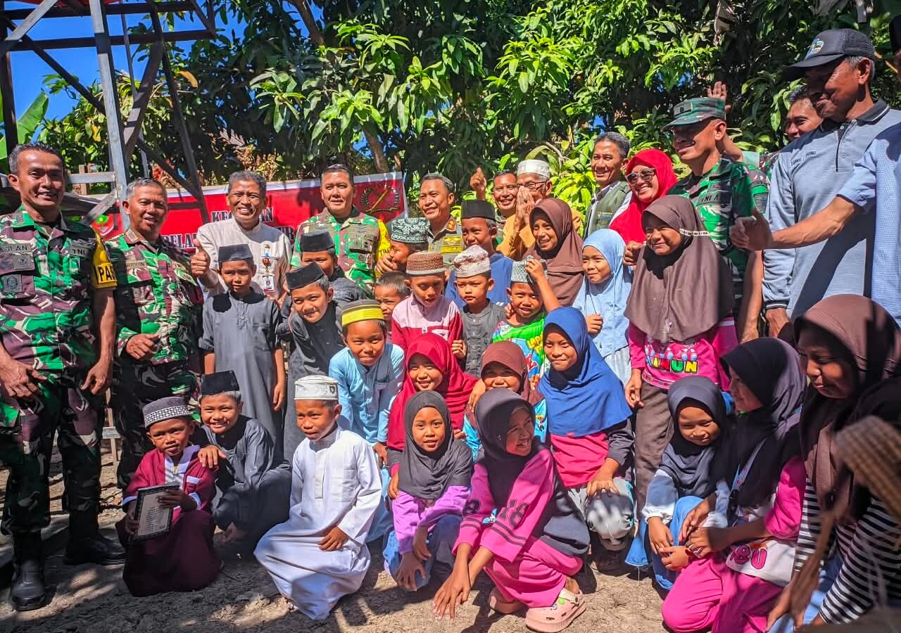 Kunjungan Marsma TNI Arifaini Inspirasi Baru bagi Anak-Anak Desa Tanratuo melalui TMMD Ke-129