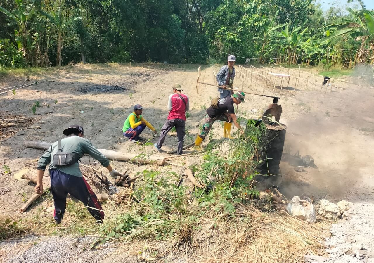 Persiapan Aspal Panas oleh Satgas TMMD Ke-129 di Bojonegoro