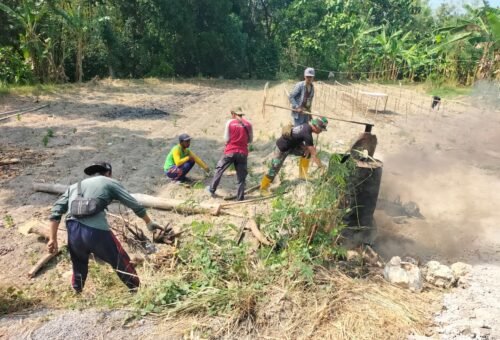 Persiapan Aspal Panas oleh Satgas TMMD Ke-129 di Bojonegoro