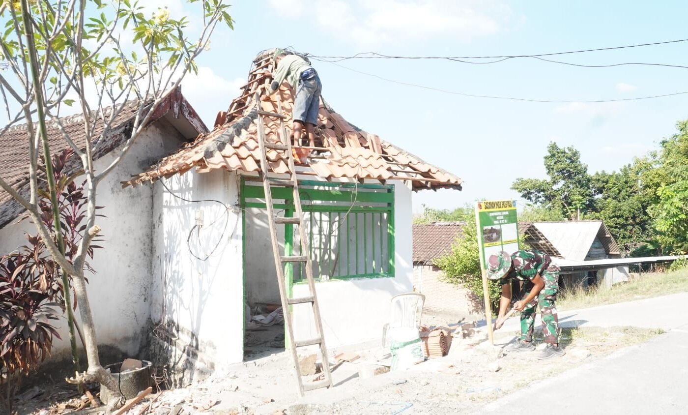 Kolaborasi TNI dan Warga: Pemasangan Atap Pos Kamling di Desa Tlemang