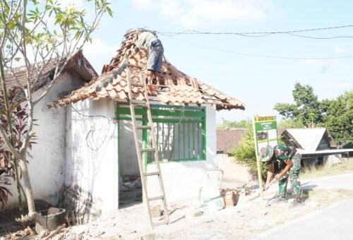 Kolaborasi TNI dan Warga: Pemasangan Atap Pos Kamling di Desa Tlemang