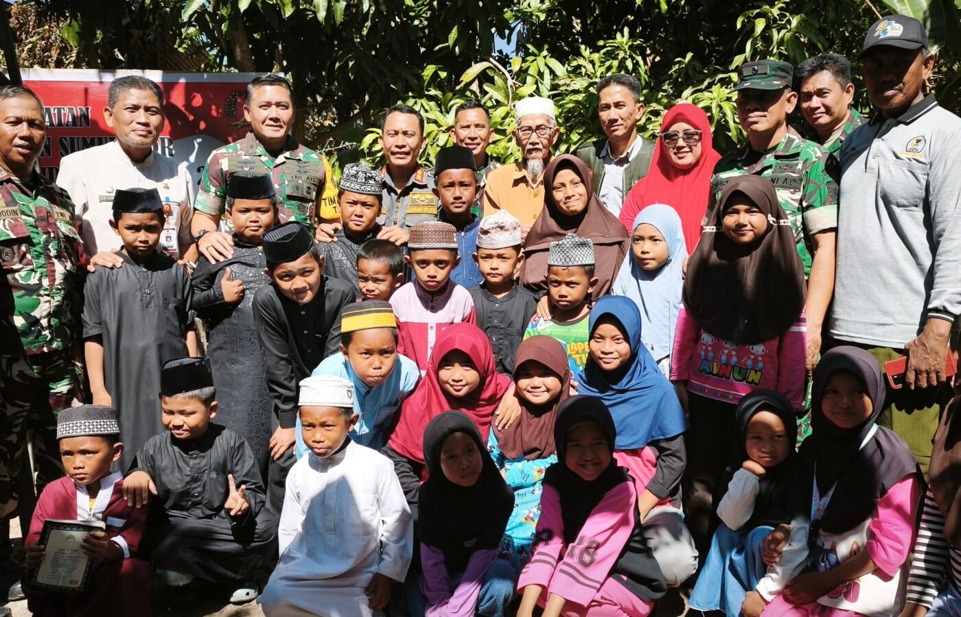 Keceriaan Anak-Anak dalam Kunjungan Marsma TNI Arifaini di TMMD Ke-129