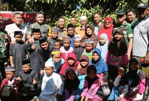 Keceriaan Anak-Anak dalam Kunjungan Marsma TNI Arifaini di TMMD Ke-129