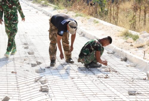 Kesigapan Anggota Satgas TMMD ke-129 Dalam Memastikan Stabilitas Konstruksi Jalan