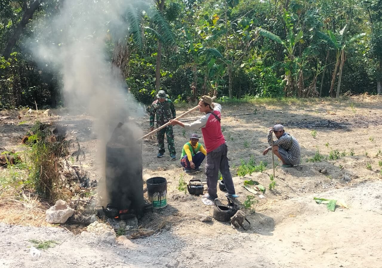 Dedikasi Tanpa Henti, Satgas TMMD Ke-129 Kodim 0813/Bojonegoro Siapkan Material Aspal untuk Pembangunan