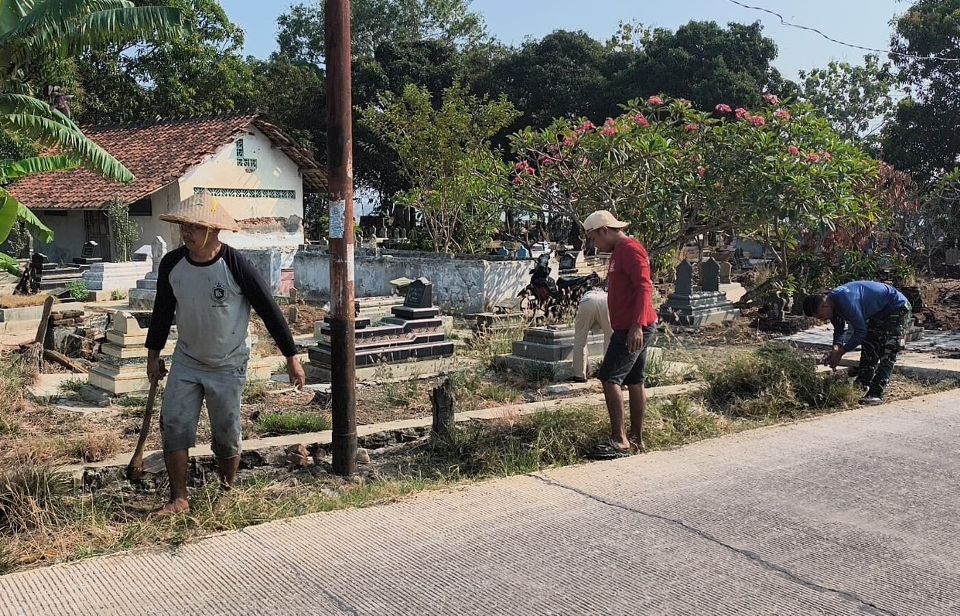 Kegiatan Bakti Sosial Satgas TMMD ke-129 di TPU Desa Luwung Kencana