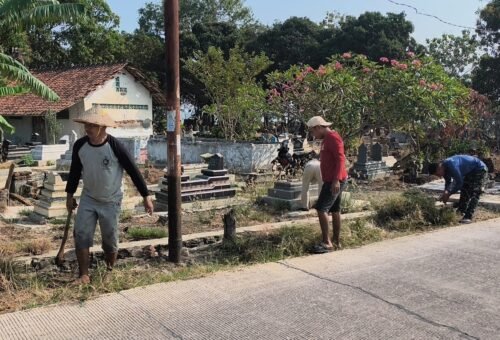Kegiatan Bakti Sosial Satgas TMMD ke-129 di TPU Desa Luwung Kencana