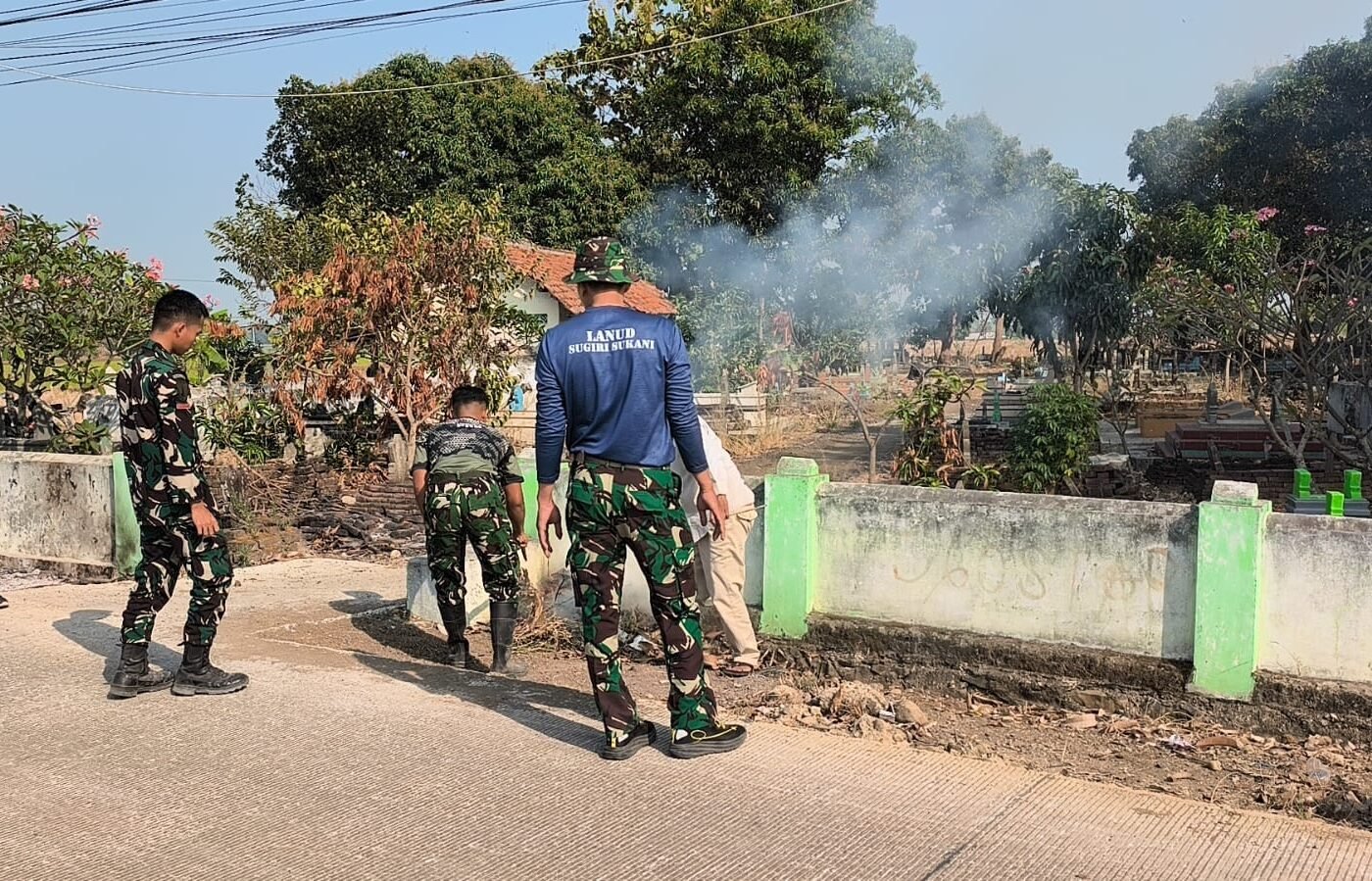 Karya Bakti Pembersihan TPU di Desa Luwung Kencana Memperkuat Gotong Royong