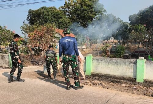 Karya Bakti Pembersihan TPU di Desa Luwung Kencana Memperkuat Gotong Royong