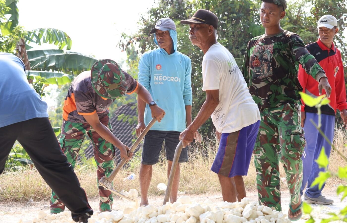 Semangat Kakek Sukio dan Cangkulnya: Simbol Kemanunggalan TNI-Rakyat di Lamongan
